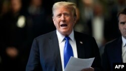 Mantan Presiden AS dan kandidat presiden dari Partai Republik Donald Trump berbicara kepada media saat tiba untuk persidangan pidananya di Pengadilan Manhattan, New York City, 30 Mei 2024 lalu.