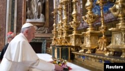 Le pape François priant jeudi matin à Rome