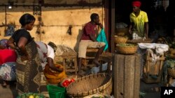 Des vendeurs au marché central du centre-ville de Bujumbura le 24 juillet 2015.