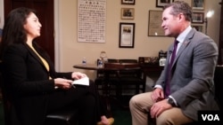 آقای والتس در مصاحبه با لینا روزبه از صدای امریکا گفت که جنگ افغانستان را نمی توان با کاهش و یا خروج سربازان خارجی از افغانستان پایان داد.