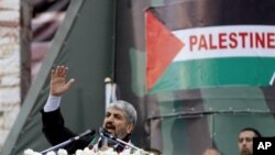 Pemimpin Hamas Khaled Meshaal berpidato di depan kerumunan massa di Jalur Gaza dalam acara peringatan 25 tahun berdirinya organisasi Hamas (8/12). 