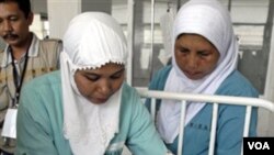 Dua perawat memasang selang oksigen bagi seorang bayi yang baru lahir di sebuah rumah sakit di Aceh (foto: dok).