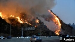 Kobaran api yang dijuluki "Getty Fire" terlihat berkobar dekat Getty Center di sepanjang jalan 405 North menuju Los Angeles, California, 28 Oktober 2019. (Foto: dok).