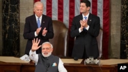 រូបឯកសារ៖ ក្នុងរូប​ដែលបាន​ថតនៅថ្ងៃទី៨ ខែមិថុនា ឆ្នាំ២០១៦ លោក Joe Biden ដែល​នៅពេលនោះ​ជា​អនុប្រធានាធិបតី និង​ប្រធាន​រដ្ឋសភា​លោក Paul Ryan បាន​អបអរសាទរ​នាយក​រដ្ឋមន្រ្តី​ឥណ្ឌា​លោក Narendra Modi ក្នុង​អំឡុងពេល​លោក​ថ្លែងសុន្ទរកថា​មួយ​នៅ​វិមាន​សភា Capitol Hill ក្នុង​រដ្ឋធានី​វ៉ាស៊ីនតោន។