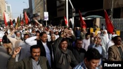 برطرفیوں کے خلاف پاکستان میں صحافی تنظیمیں سراپا احتجاج رہی ہیں۔ (فائل فوٹو)