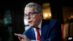 Gubernur Ohio Mike DeWine berbicara dalam sebuah wawancara di Columbus, Ohio, pada 13 Desember 2019. (Foto: AP)