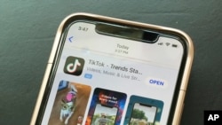 Logo TikTok tampak di layar sebuah ponsel, 18 September 2020.