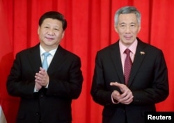 中国主席习近平和新加坡总理李显龙在两国谅解备忘录签字仪式上鼓掌（2015年11月7日）