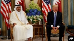 Presiden Trumo (kanan) dalam pertemuan bilateral dengan Emir Qatar, Sheikh Tamim Bin Hamad Al-Thani di Riyadh, Arab Saudi, 21 Mei 2017 (Foto: dok). 