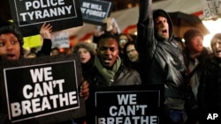 Posle smrti Erika Garnera 2014. održani su protesti, a demonstranti su nosili plakate sa natpisom "Ne mogu da dišem" (I can't breathe) - reči koje je Erik Garner uputio njujorškom policajcu pre smrti