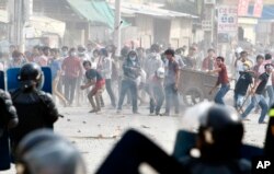 រូបឯកសារ៖ កម្មករកំពុងតទល់ជាមួយនឹងប៉ូលិសប្រដាប់អាវុធ នៅក្នុងបាតុកម្មហិង្សាមួយដែលបានកើតឡើងនៅសង្កាត់ស្ទឹងមានជ័យ កាលពីថ្ងៃទី៣ ខែមករា ឆ្នាំ២០១៤។