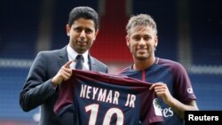 Neymar Jr et Nasser Al-Khelaifi, le président de Paris Saint-Germain, posent avec le maillot du club lors de la présentation de la star brésilienne à Paris, France, 4 août 2017. 