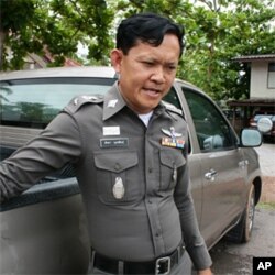 Red shirt police officer Sakda Muthasin outside the Ban Pheu police stattion, 17 May 2010