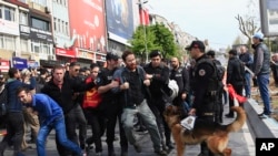 La police arrête des manifestants lors de la marche du 1er mai, à Istanbul, le 1er mai 2017.