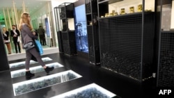 Kibanda cha maonyesho cha Poland kikiwa kimepambwa na mkaa wa mawe kwenye mkutano wa COP24 unaoangalia mabadiliko ya hali ya hewa mjini Katowice, Poland, on Desemba 3, 2018.