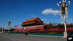 ប៉ូលិស​​​​ពាក់​ម៉ាស​ឈរ​យាម​ល្បាត​​នៅ​ខាង​ក្រៅ​របង​​ទីលាន​ធាន​អានមិន​ ក្រោយ​ពី​មាន​ការ​ផ្ទុះ​មេរោគ​កូរ៉ូណាវីរុស Covid 19 ទីក្រុង​ប៉េកាំង ប្រទេស​ចិន ថ្ងៃ​ទី​១៩ ខែ​កុម្ភៈ ឆ្នាំ២០២០។