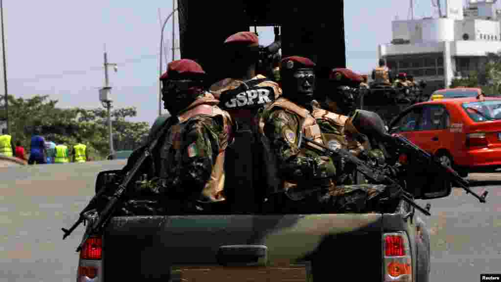 Des soldats ivoiriens arrivent au port d&#39;Abidjan, en Côte d&#39;Ivoire, le 18 janvier 2017.