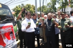 Menteri Pertanian Andi Amran Sulaiman dan Gubernur Jawa Timur Soekarwo melepas truk pengangkut komoditas pertanian dan hortikultura Jawa Timur ke sejumlah negara di Asia (foto: Petrus Riski/VOA).