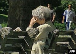 O'ziga to'q jamiyatlar, masalan Yaponiyada, ruhiy tushkunlik ham kattalar, ham yosh avlod orasida ko'p uchraydi