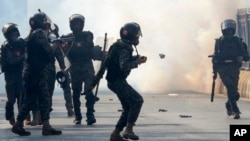 ទាហានប៉ារ៉ាបានបាញ់ឧស្ម័នបង្ហូរទឹកភ្នែកដើម្បីបំបែកអ្នកគាំទ្រគណបក្ស Tehreek-e-Insaf របស់ប៉ាគីស្ថានរបស់អតីតនាយករដ្ឋមន្ត្រី លោក Imran Khan ដែលកំពុងជាប់ពន្ធនាគារ អំឡុងពេលមានការប៉ះទង្គិចគ្នានៅទីក្រុង Islamabad ប្រទេសប៉ាគីស្ថានកាលពីថ្ងៃទី២៦ ខែវិច្ឆិកា ឆ្នាំ២០២៤។