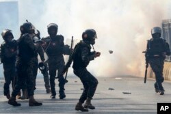 Tentara paramiliter menembakkan gas air mata untuk membubarkan pendukung partai Pakistan Tehreek-e-Insaf pimpinan mantan perdana menteri Imran Khan yang dipenjara, selama bentrokan di Islamabad, Pakistan, Selasa, 26 November 2024. (Irtisham Ahmed/AP)