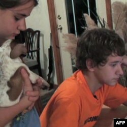 Dima va Dasha Millerlar Rossiyadagi qarindoshlari bilan internet orqali gaplashadi. Ularni Texas shtatilik oila boqib olgan.