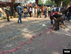 BJP workers set off firecrackers in celebration, in New Delhi, India, March 11, 2017. (A. Pasricha/VOA)