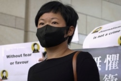 香港电台编导蔡玉玲在法庭外与记者见面