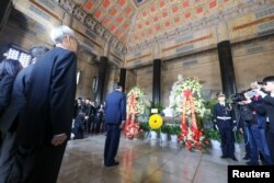 Mantan Presiden Taiwan Ma Ying-jeou mengunjungi Mausoleum Sun Yat-sen di Nanjing, Provinsi Jiangsu, China, dalam gambar selebaran yang dirilis pada 28 Maret 2023. (Kantor Ma Ying-jeou/Handout via REUTERS)