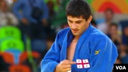 აგვისტოს ომის მერვე წლისთავზე, ბეჭებზე გაკრულ რუსს შავდათუაშვილი საქართველოს დროშას უჩვენებს