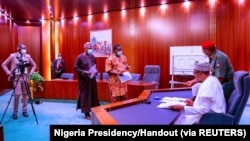 Le président nigérian Muhammadu Buhari se prépare à prononcer un discours télévisé à Abuja, au Nigeria, le 22 octobre 2020.