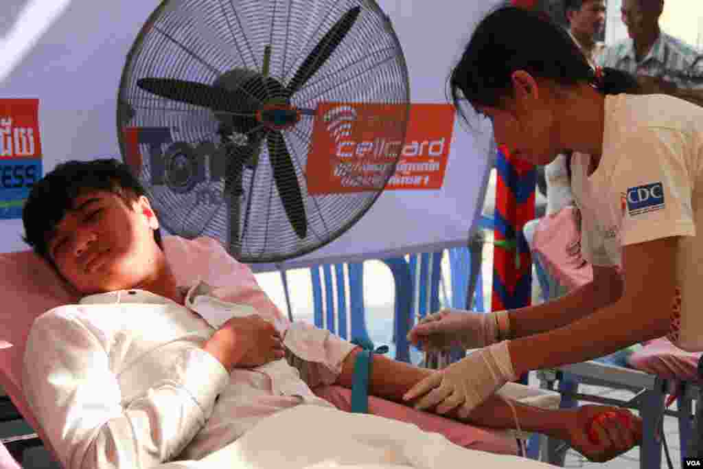 អ្នក​ស្ម័គ្រ​ចិត្ត​បរិច្ចាគ​ឈាម​ងាក​មុខ​ចេញ​ ខណៈ​ដែល​បុគ្គលិក​​នៃ​មជ្ឈមណ្ឌល​ជាតិ​ផ្តល់​ឈាម​ ត្រៀម​ចាក់​ម្ជុល ក្នុង​កម្មវិធី​ &laquo;ផ្តល់​ឈាម ផ្តល់​ក្តី​ស្រឡាញ់&raquo; នៅ​​ទីលាន​ប្រជាធិបតេយ្យ កាល​ពី​ថ្ងៃ​ទី​១៤ កុម្ភៈ ឆ្នាំ​២០១៥។ &nbsp;មាន​មនុស្ស​១៦០​នាក់​បាន​មក​​ធ្វើ​ការ​បរិច្ចាគ​ឈាម​នៅ​ក្នុង​កម្ម​វិធី​&laquo;ផ្តល់​ឈាម ផ្តល់​ក្តី​ស្រឡាញ់&raquo; ដែល​រៀបចំ​ដោយ​មជ្ឈមណ្ឌល​ជាតិ​ផ្តល់​ឈាម​ដែល​បាន​យក​ថ្ងៃ​១៤​ កុម្ភៈ ២០១៥។​ (នូវ ពៅលក្ខិណា/VOA)