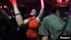 2012년 7월 19일 코로나 제한 해제에 환호하는 영국 런던 시민들 