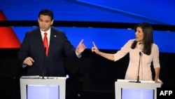 Gavana wa Florida Ron DeSantis (Kushoto) na Balozi wa zamani wa Marekani katika Umoja wa Mataifa Nikki Haley wakati wa mdahalo huko Chuo Kikuu cha Drake, Des Moines, Iowa, on Januari 10, 2024.