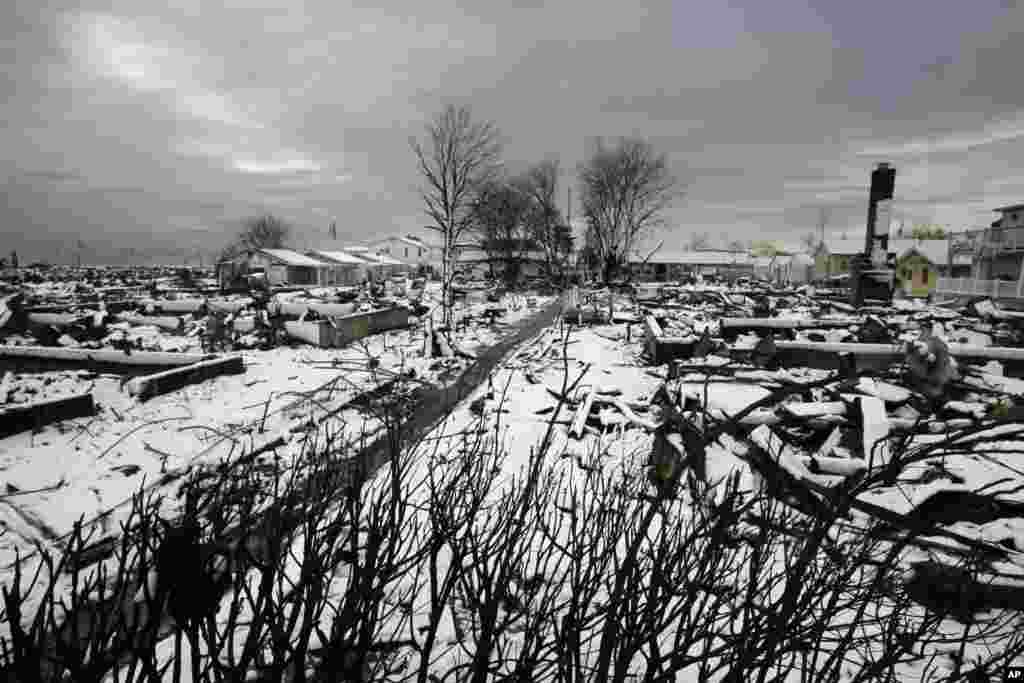 Seorang anak perempuan melintasi puing-puing rumah warga Muslim yang hancur di Miskine, Bangui (5/3).