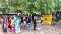 Umat bersorak saat berdiri di dekat patung 'Dewi Corona', di tengah pandemi COVID-19, di sebuah kuil di Pratapgarh, Uttar Pradesh, India, 11 Juni 2021. (Foto: ANI/REUTERS TV/VIA REUTERS)