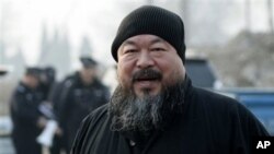 Ai Weiwei arrives at the Wenyuhe court to support fellow artist Wu Yuren during his trial in Beijing (File Photo - November 17, 2010)