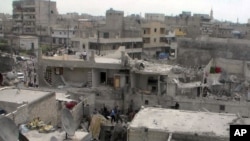 Warga Aleppo terlihat berada di atap rumah mereka yang hancur pasca serangan udara Pemerintah Suriah (15/4). Syrian Observatory for Human Rights melaporkan serangan terhadap desa Buwaydah Timur Rabu pagi (17/4) telah menewaskan sedikitnya tujuh warga sipil.