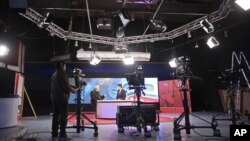 Kobuldagi telekanal. 3-fevral, 2014-yil. Matbuot xilma-xilligi ortgani Afg'onistonda barqaror hayot sari qo'yilgan muhim qadamlardan sanaladi.