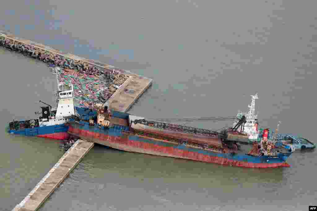 ទិដ្ឋភាពពី​អាកាស​មួយ​បង្ហាញនាវា​មួយ​បាក់ជាពីរ​ដែល​បណ្តាល​មកពី​ខ្យល់​ព្យុះ​ទីហ្វុង Jebi ក្នុង​ទីក្រុង​ Nishinomiya ប្រទេស​ជប៉ុន។