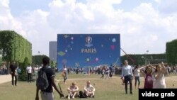 La fan zone, près de la Tour Eiffel, Paris. 