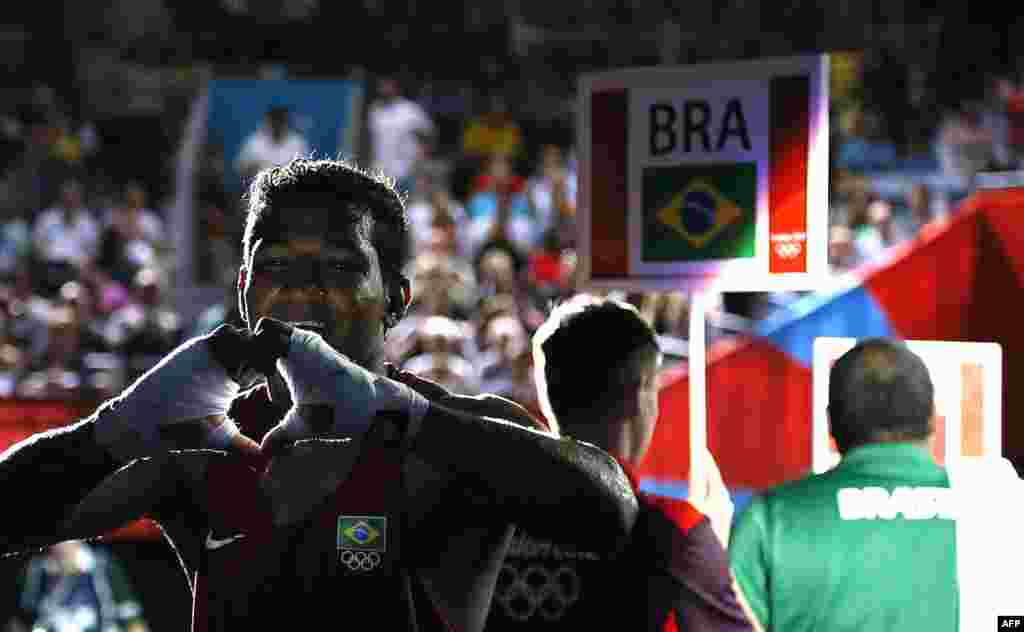 Petinju Brazil, Yamaguchi Falcao Florentino keluar dari ring setelah dipastikan menang atas petinju Tiongkok Fanlong Meng dalam kelas berat ringan (81kg). 