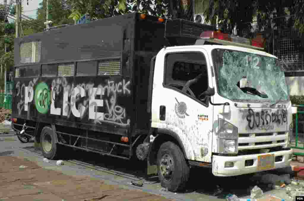 A vandalized police van on a Bangkok street, Dec. 3, 2013. (Steve Herman/VOA)