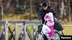 Arrivés de Russie, des migrants entrent en Norvège à vélo pour se conformer à une loi russe interdisant la traversée de la zone frontalière à pied.