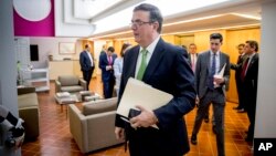 Menlu Meksiko Marcelo Ebrard usai melakukan pembicaraan dengan pejabat AS soal migrasi di Washington DC. 
