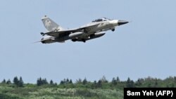 Pesawat jet tempur F-CK-1 milik Taiwan lepas landas dari Pangkalan Angkatan Udara Penghu di Pulau Magong, di Kepulauan Penghu, 22 September 2020. (Foto: Sam Yeh/AFP)