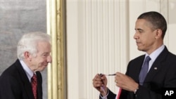 奥巴马给宾州州立大学教授本科维奇授奖，表彰他在有机化学上的成就