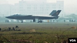 Pesawat tempur siluman Tiongkok terlihat di bandara Chengdu, provinsi Sichuan, 7 Januari 2011. Pesawat ini diduga meniru teknologi pesawat F-117 milik AS yang jatuh di Serbia.