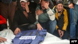 እስራኤል ጋዛ ላይ ባደረሰችው የአየር ጥቃት በተገደሉ የፕሬስ አባላት የቀብር ሥነ ሥርዓት ላይ የተገኙ ሐዘንተኞች በማዕከላዊ ጋዛ ሰርጥ፣ እአአ ታህሣሥ 26/2024