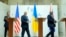 ԱՄՆ պետքարտուղար Էնթոնի Բլինկենը ձախից, Մեծ Բրիտանիայի արտաքին գործերի նախարար Դեյվիդ Լամմին աջից և Ուկրաինայի նոր արտգործնախարար Անդրեյ Սիբիհան ժամանում են համատեղ մամլո ասուլիսի համար Ուկրաինայի արտաքին գործերի նախարարություն Կիևում, Ուկրաինա, սեպտեմբերի 11, 2024թ.